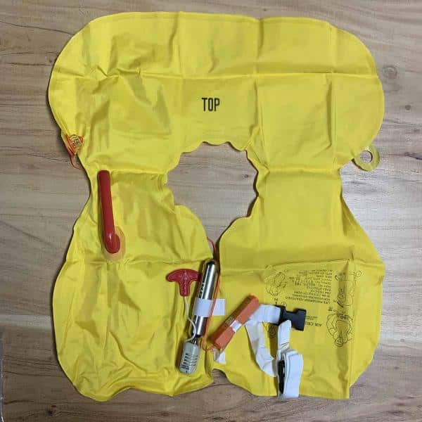 Reddingsvest uit een vliegtuig voor carnaval - Image 2