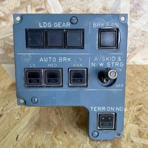 Airbus A320 B-HSI Cockpit 402vu Landing Gear Control Indication Panel
